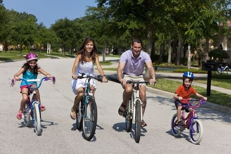 Famille à vélo