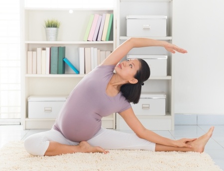 Femme enceinte yoga